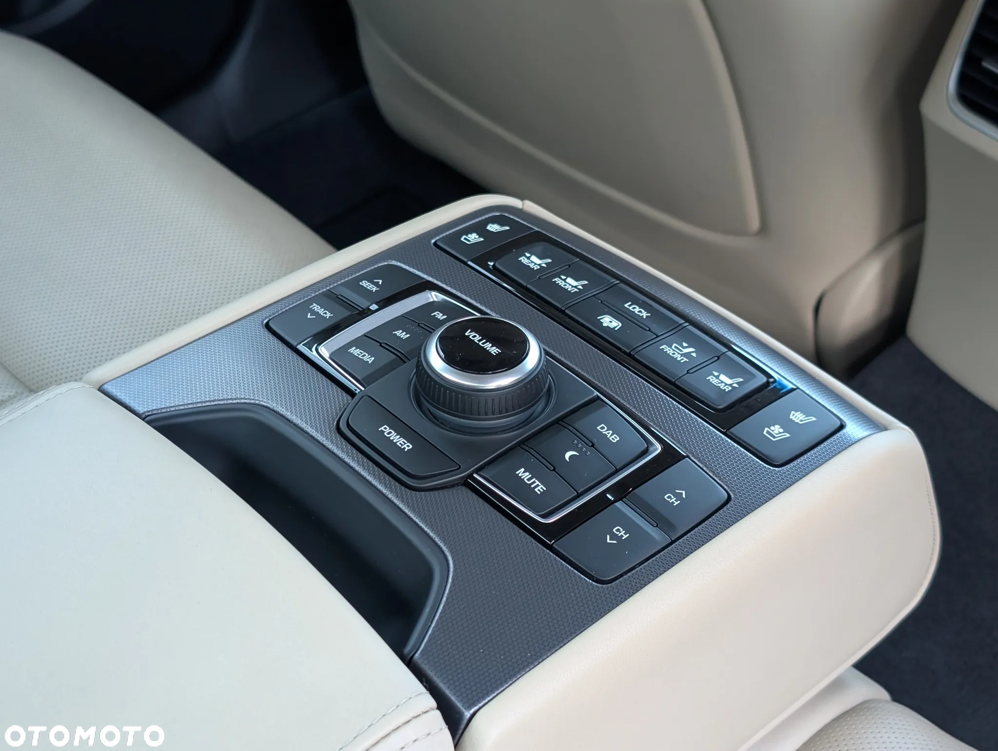 Hyundai Genesis 3.8 V6 GDI - 23