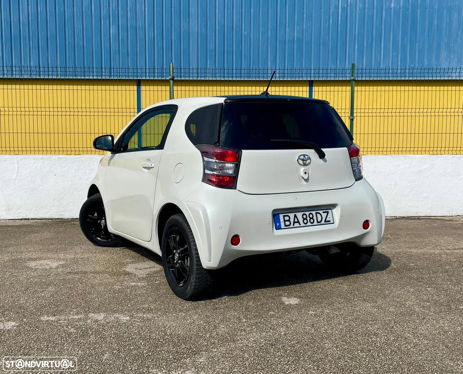 Toyota iQ 1.0 VVT-i 2 EP+NAVI+Bluetooth - 2