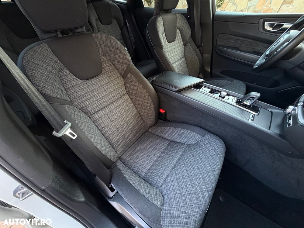 Volvo XC 60 B4 MHEV AWD Momentum Pro - 11