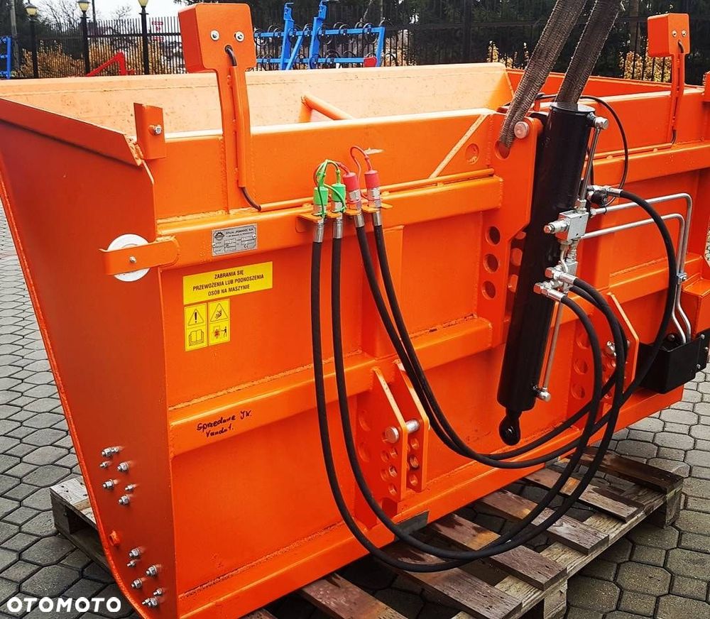 Piaskarka, posypywarka samozaładowcza PS-150 PS-200 POMAROL - 1