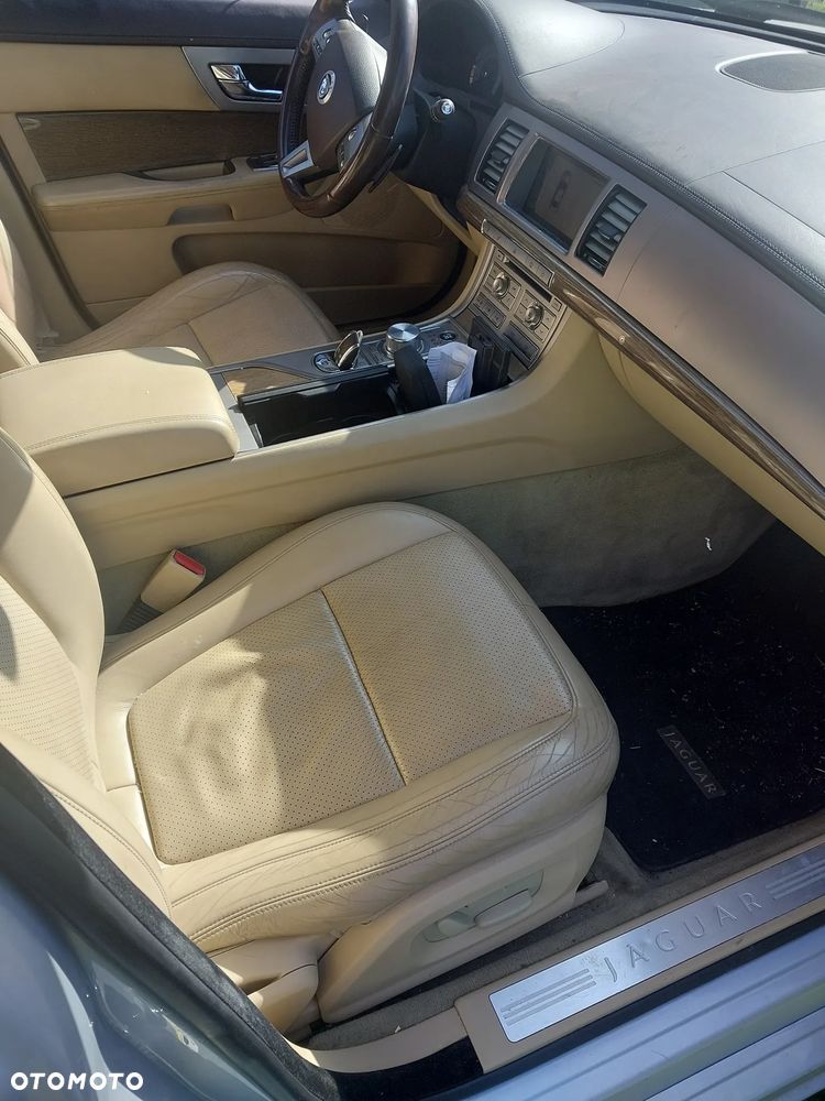 Jaguar XF 2.7 V6 D Luxury - 4