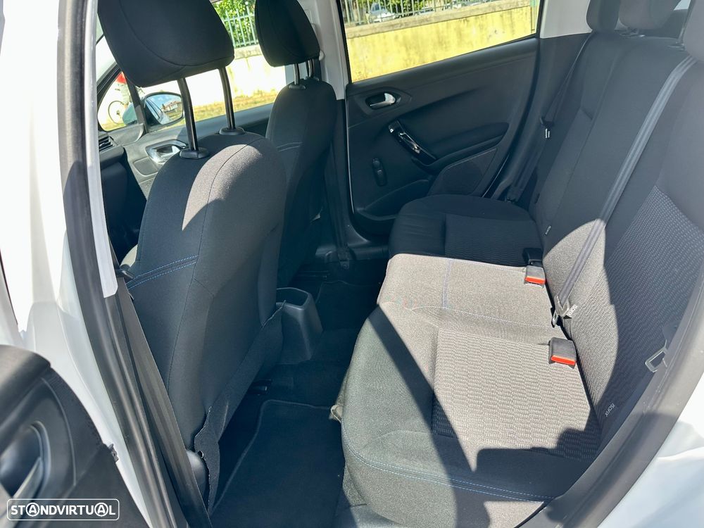 Peugeot 208 1.2 PureTech Signature - 22