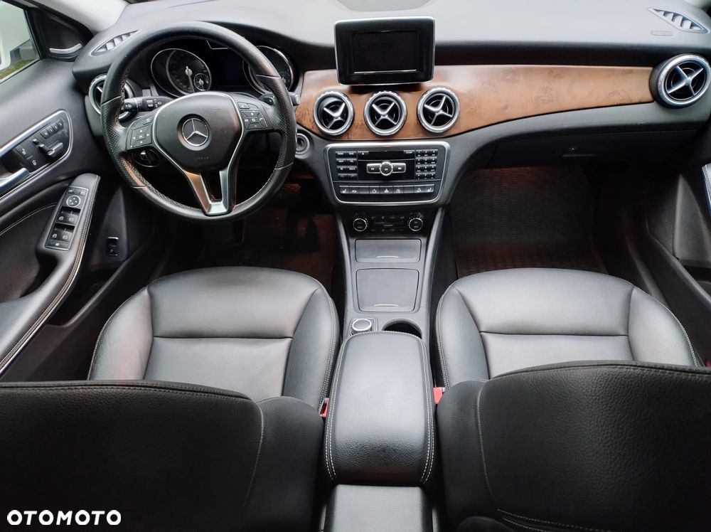 Mercedes-Benz GLA 250 4Matic 7G-DCT - 10