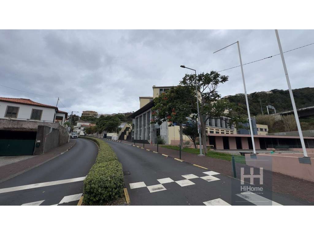 Estacionamento no centro da cidade de Santa Cruz - Grande imagem: 5/21