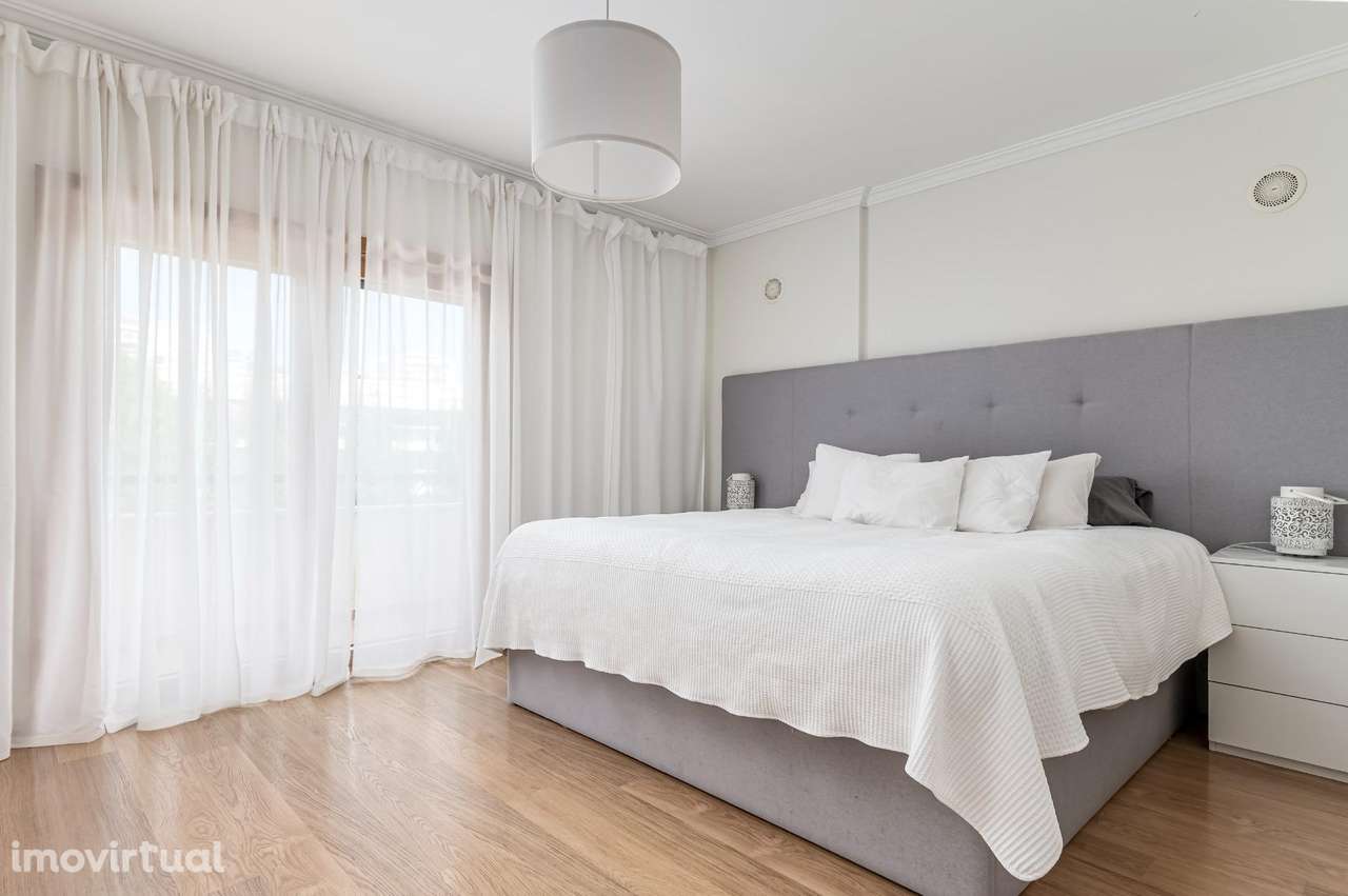 MORADIA ISOLADA T5 NA PÓVOA DE SANTA IRIA - Grande imagem: 4/45