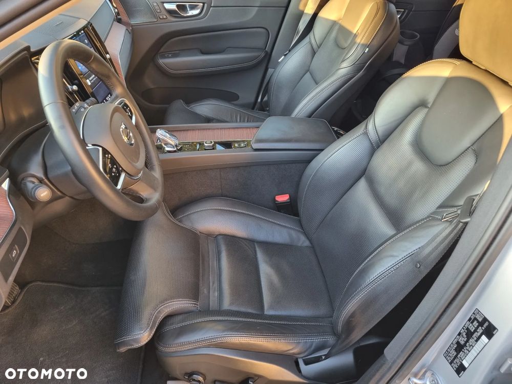 Volvo XC 60 B5 B AWD Ultimate Bright - 11