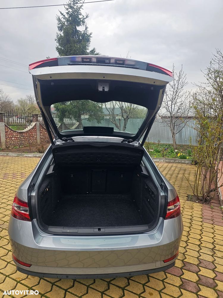 Skoda Superb 2.0 TDI Premium Edition - 12