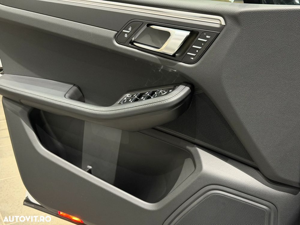 Porsche Macan T - 35