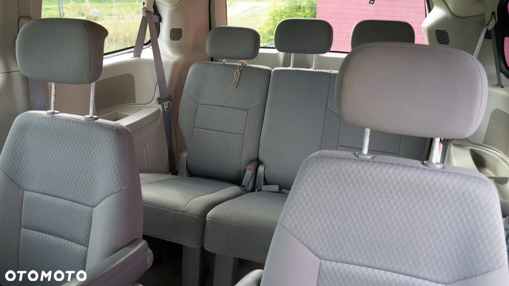 Chrysler Town & Country - 7
