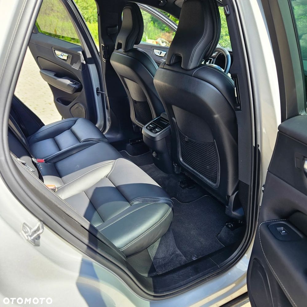 Volvo XC 60 B4 B Plus Dark - 15