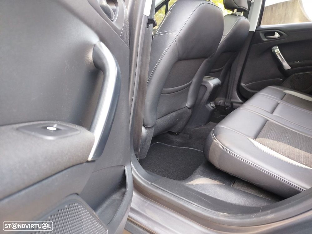 Peugeot 2008 1.2 PureTech Allure - 16