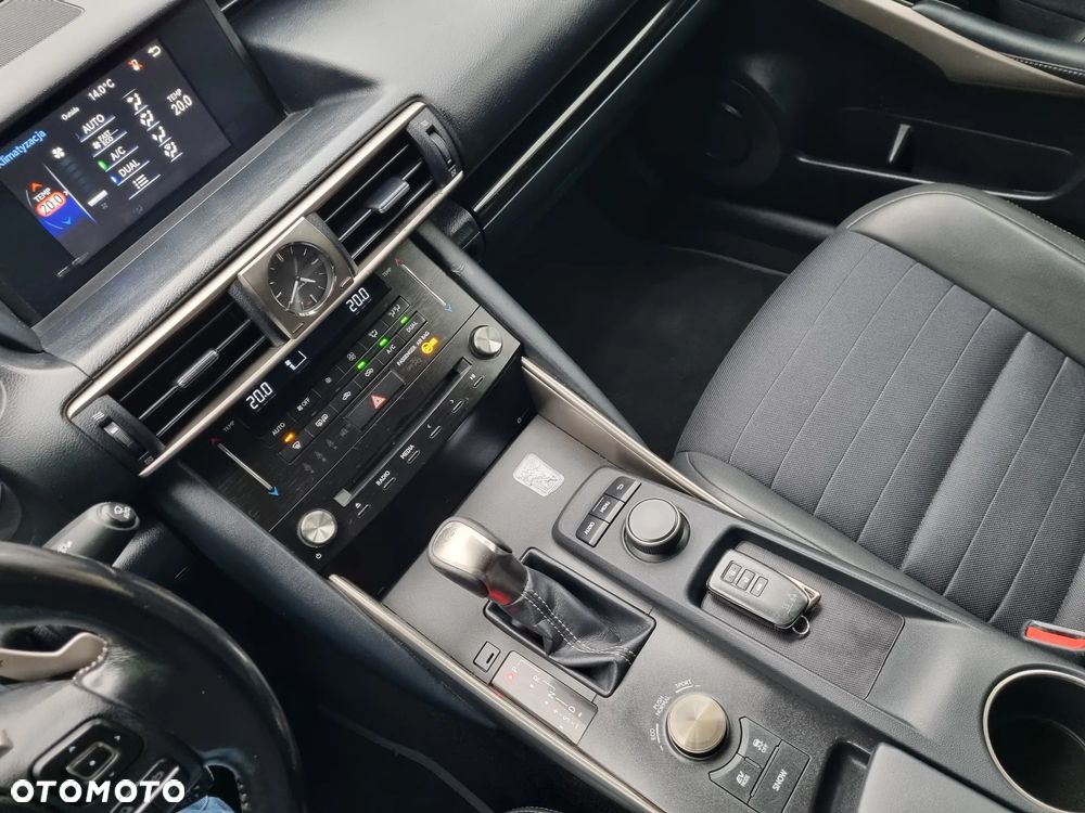 Lexus IS 300h Luxury Line - 10