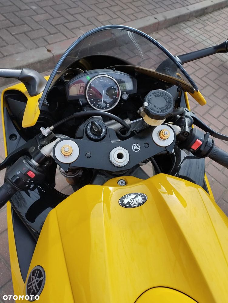 Yamaha R1 - 4