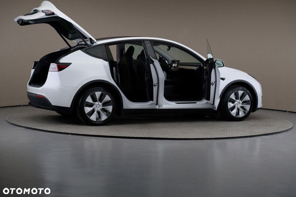 Tesla Model Y - 6