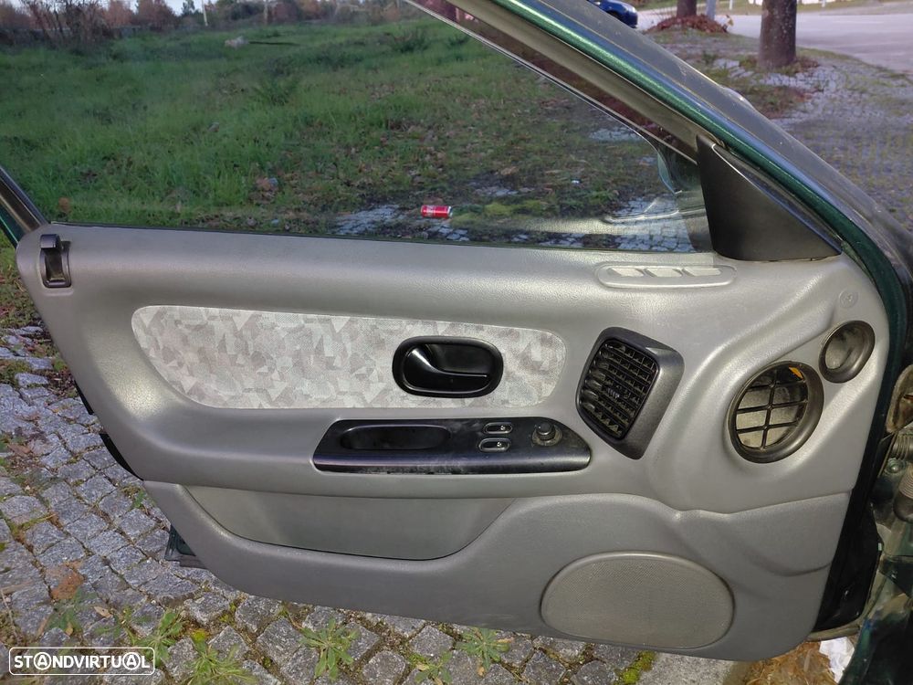 Renault Laguna 1.8 RXE - 12