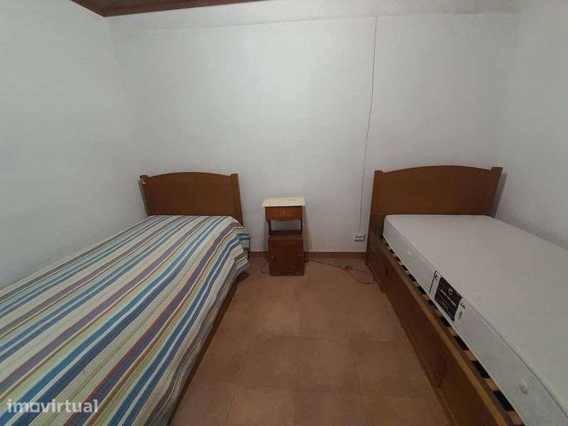 Moradia rés -do-chão com anexo de 2 pisos - Grande imagem: 2/8