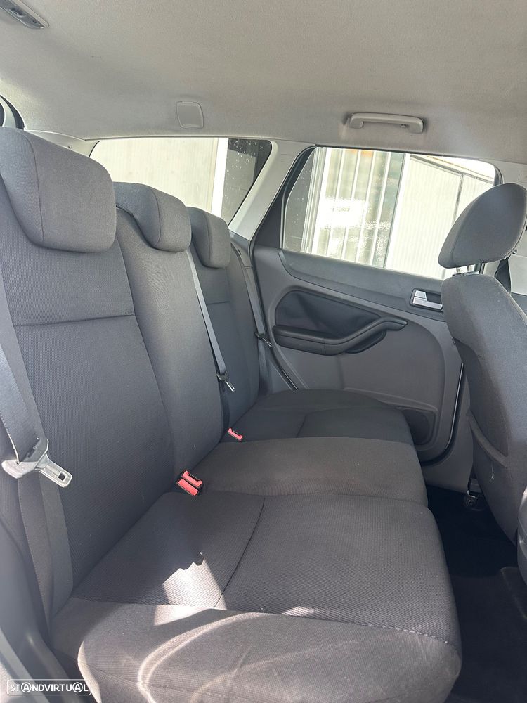 Ford Focus SW 1.4 Zetec - 23