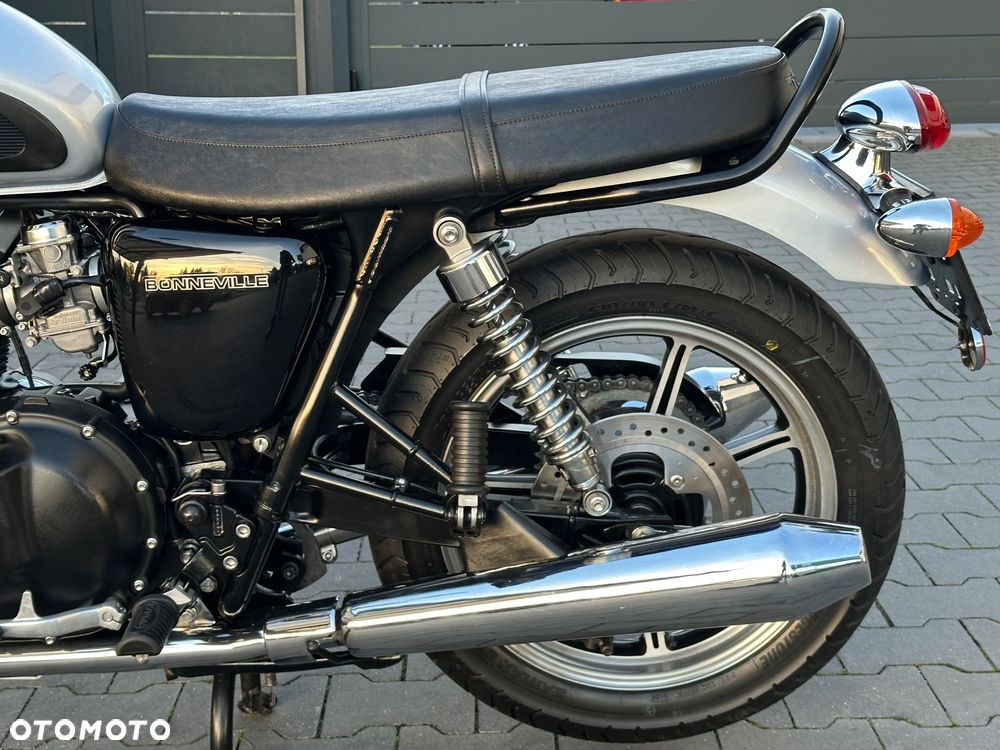 Triumph Bonneville - 32