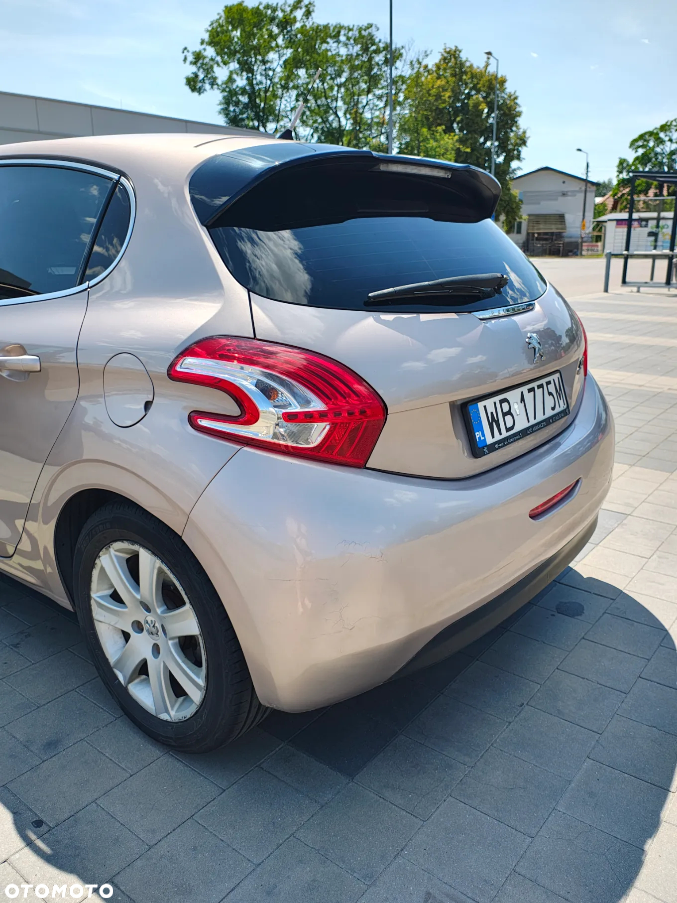 Peugeot 208 - 8