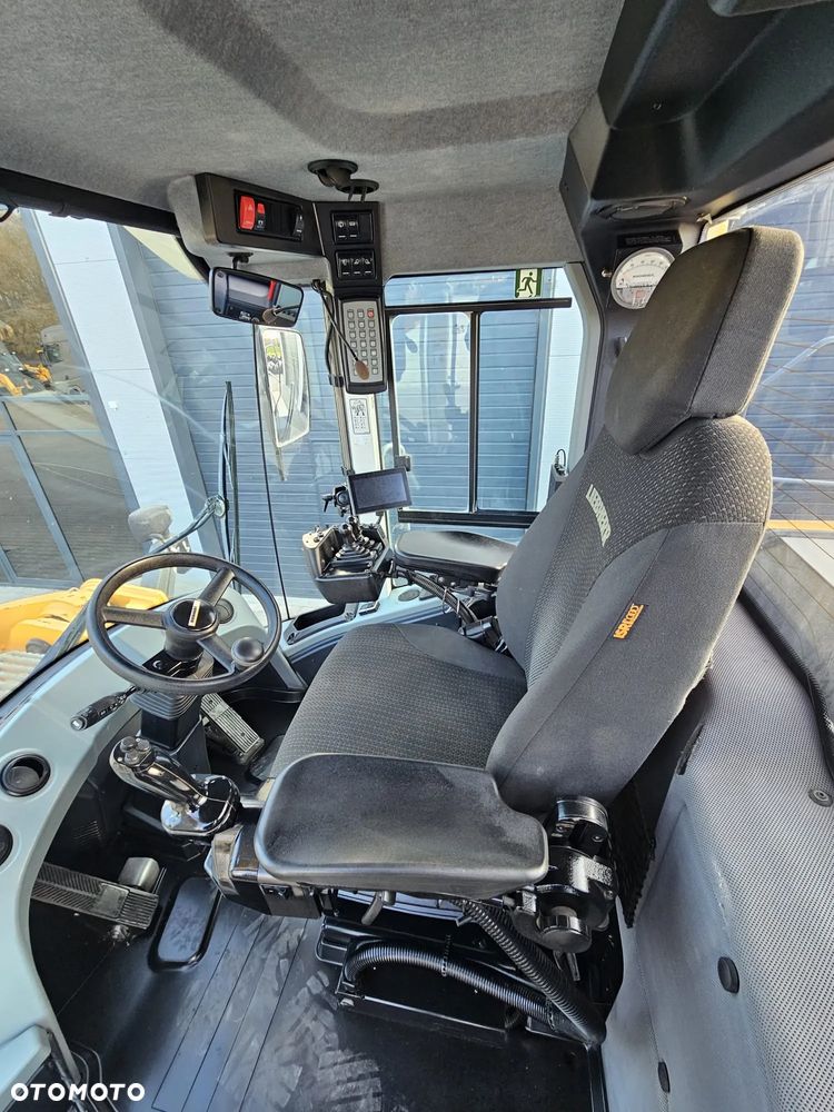 Liebherr L586 XPOWER 2020r - 11
