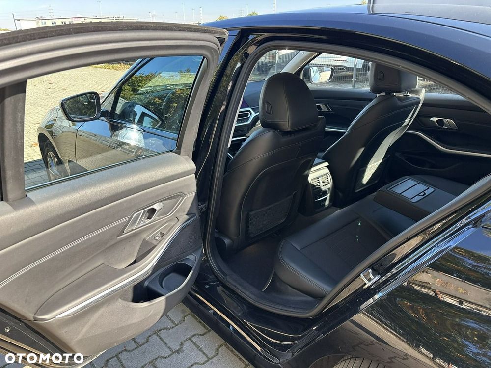 BMW Seria 3 318i Sport Line - 19