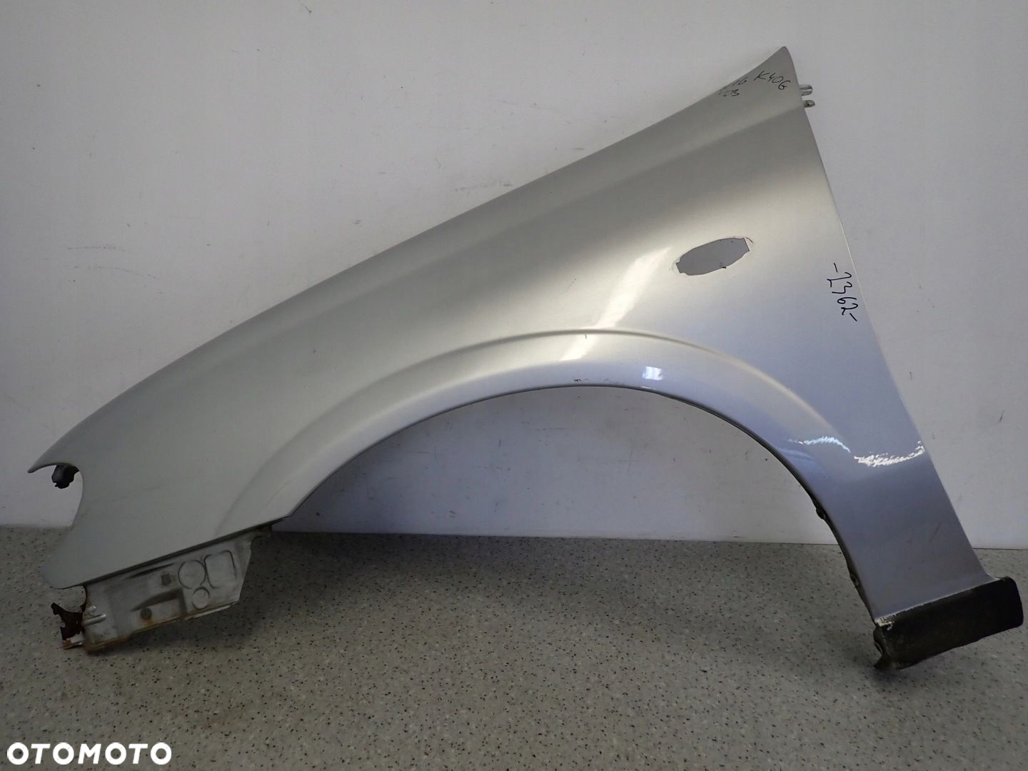 NISSAN ALMERA N16 03-06 BŁOTNIK PRZEDNI LEWY KY0 - 2