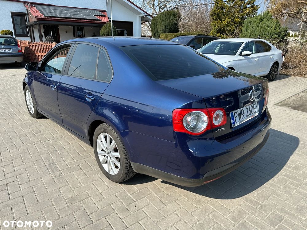 Volkswagen Jetta - 4