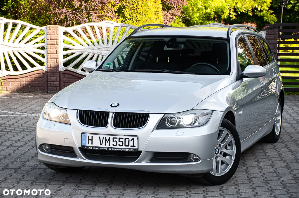 BMW Seria 3 318i Touring - 11