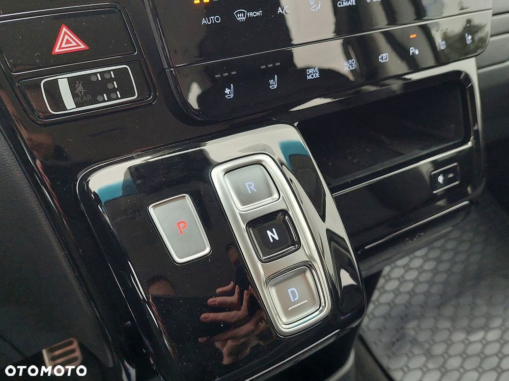 Hyundai Staria 1.6 T-GDI HEV Luxury - 16