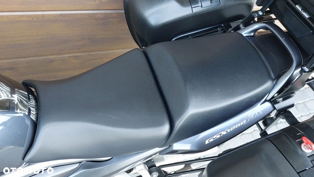 Suzuki GSX - 16
