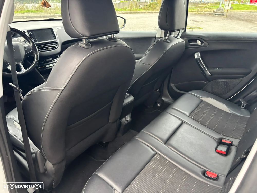 Peugeot 2008 1.2 PureTech Allure - 44