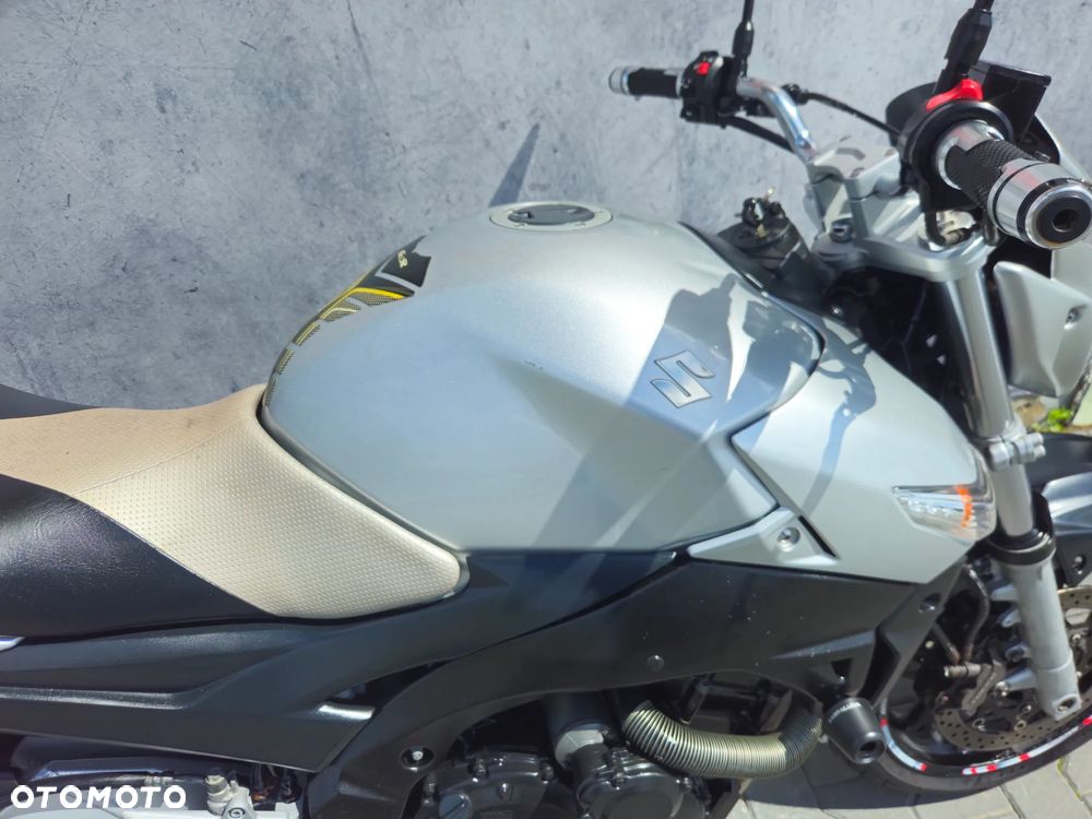 Suzuki GSR - 25