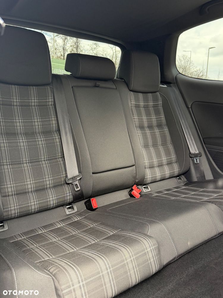 Volkswagen Golf - 22