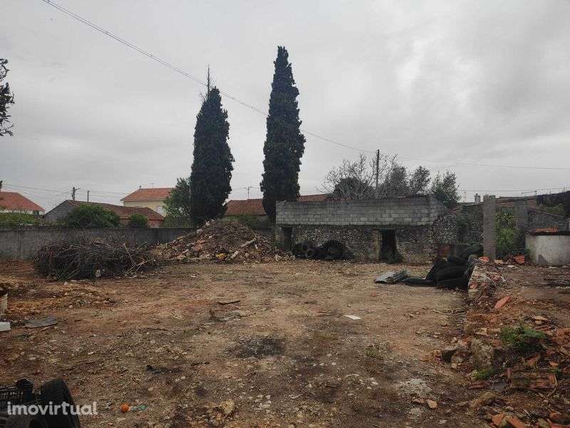 Moradia 5 quartos para reabilitação, murada, com terreno de 1.300,00m2 - Grande imagem: 3/10