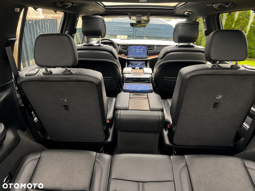 Jeep Grand Wagoneer - 33