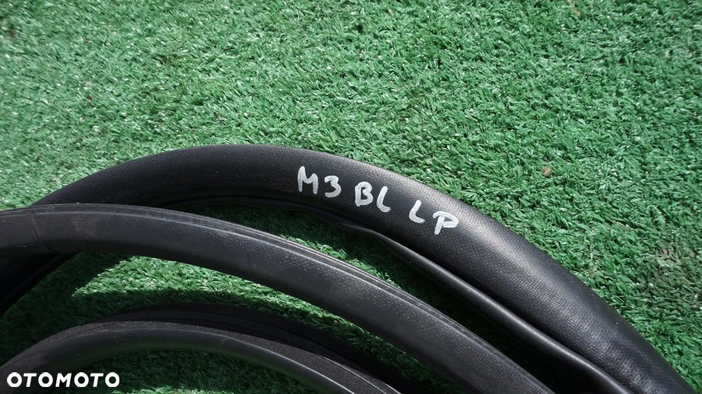 Mazda 3 BL  uszczelka drzwi lewy przod - 2