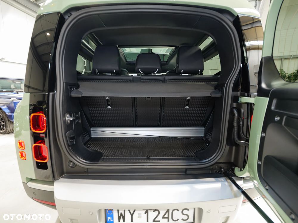 Land Rover Defender 3.0 P400 mHEV 75th Limited Edition - 38