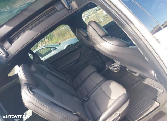 Tesla Model X - 11