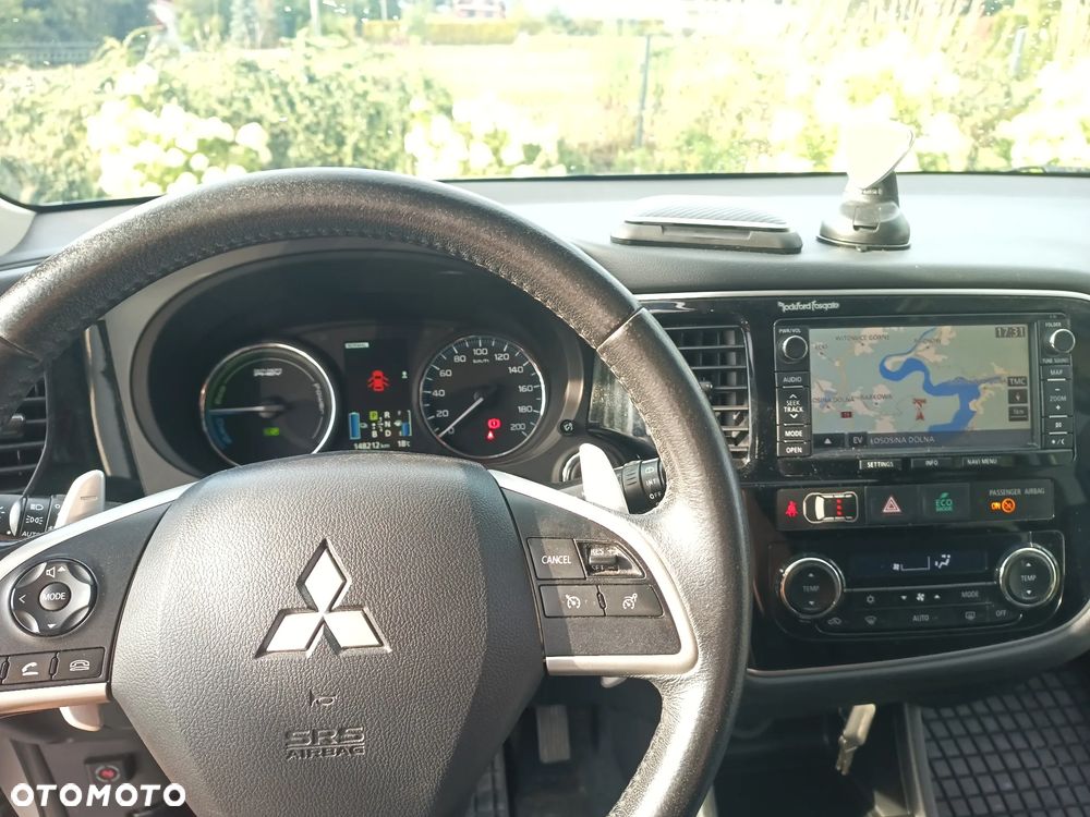 Mitsubishi Outlander Instyle NAVI + - 7