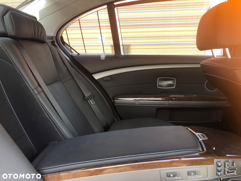 BMW Seria 7 745i L - 32