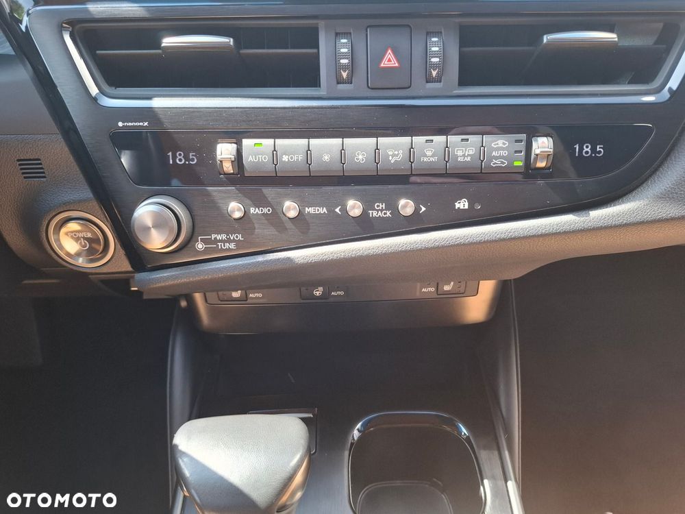 Lexus ES 300h Business Edition - 30