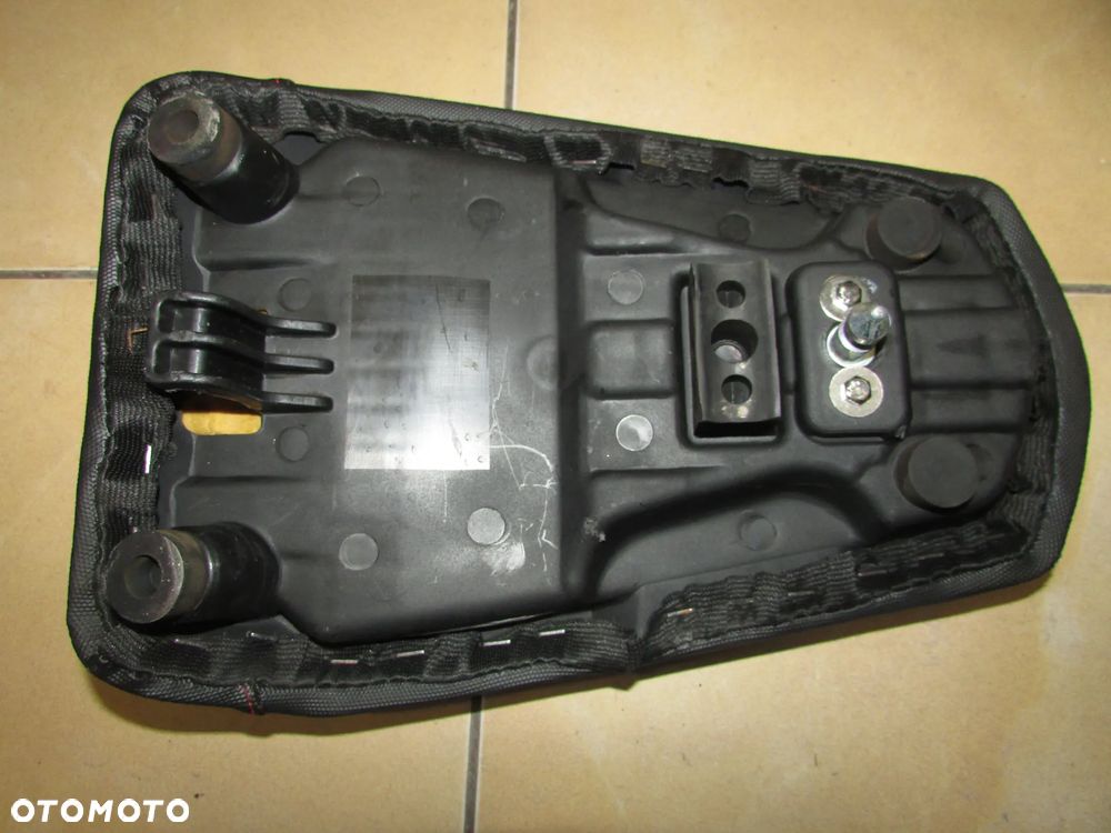 Benelli BN 125 siedzenie pasażera - 2