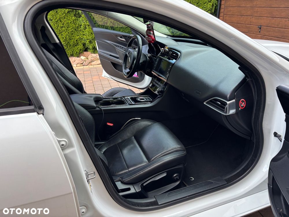 Jaguar XE 2.0 D Prestige - 21