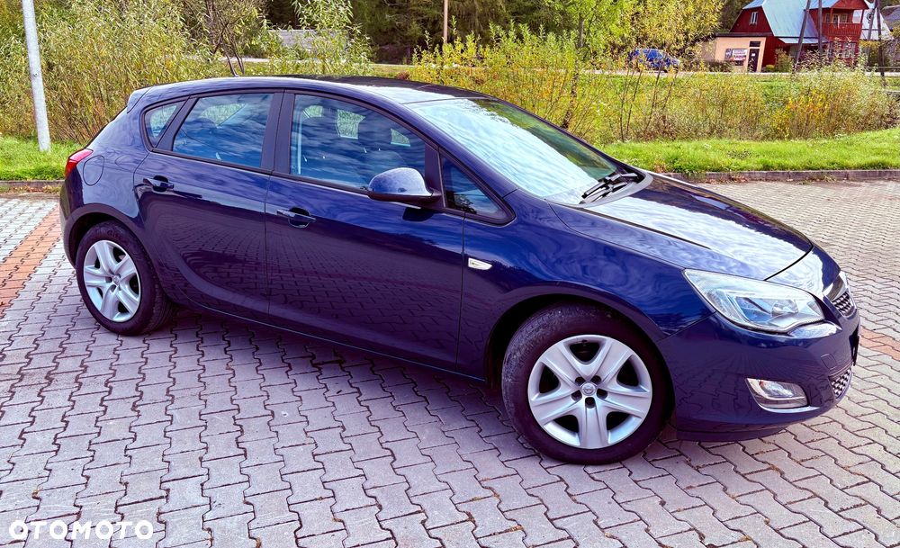 Opel Astra 2010 photo 4