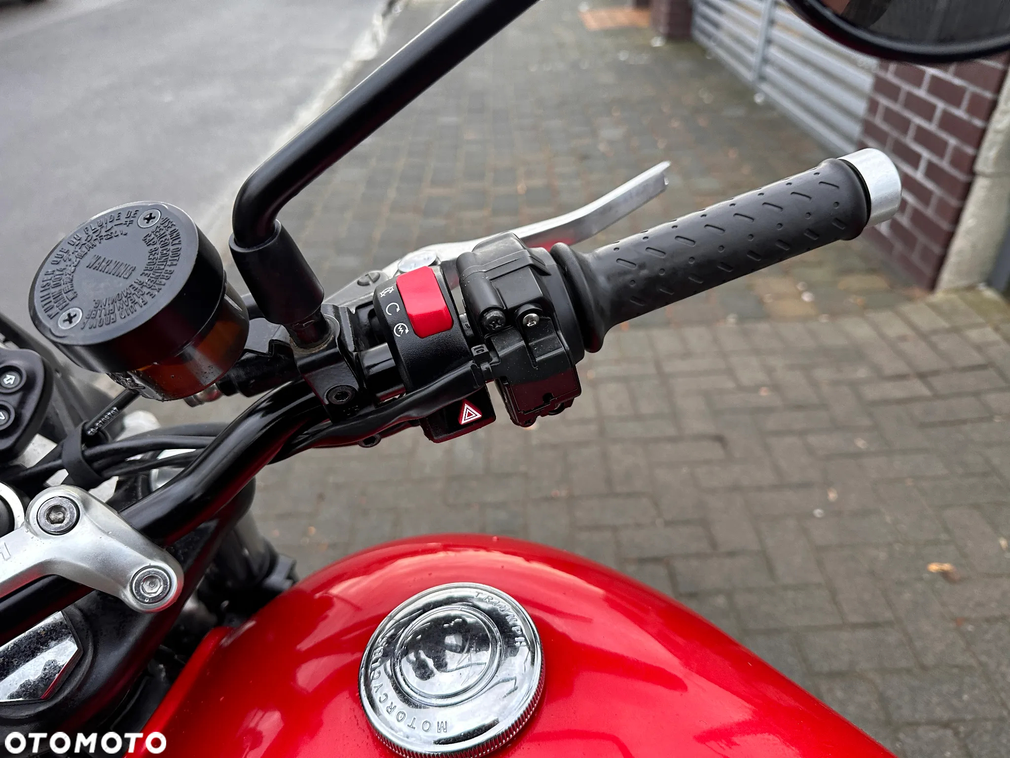 Triumph Bonneville - 16