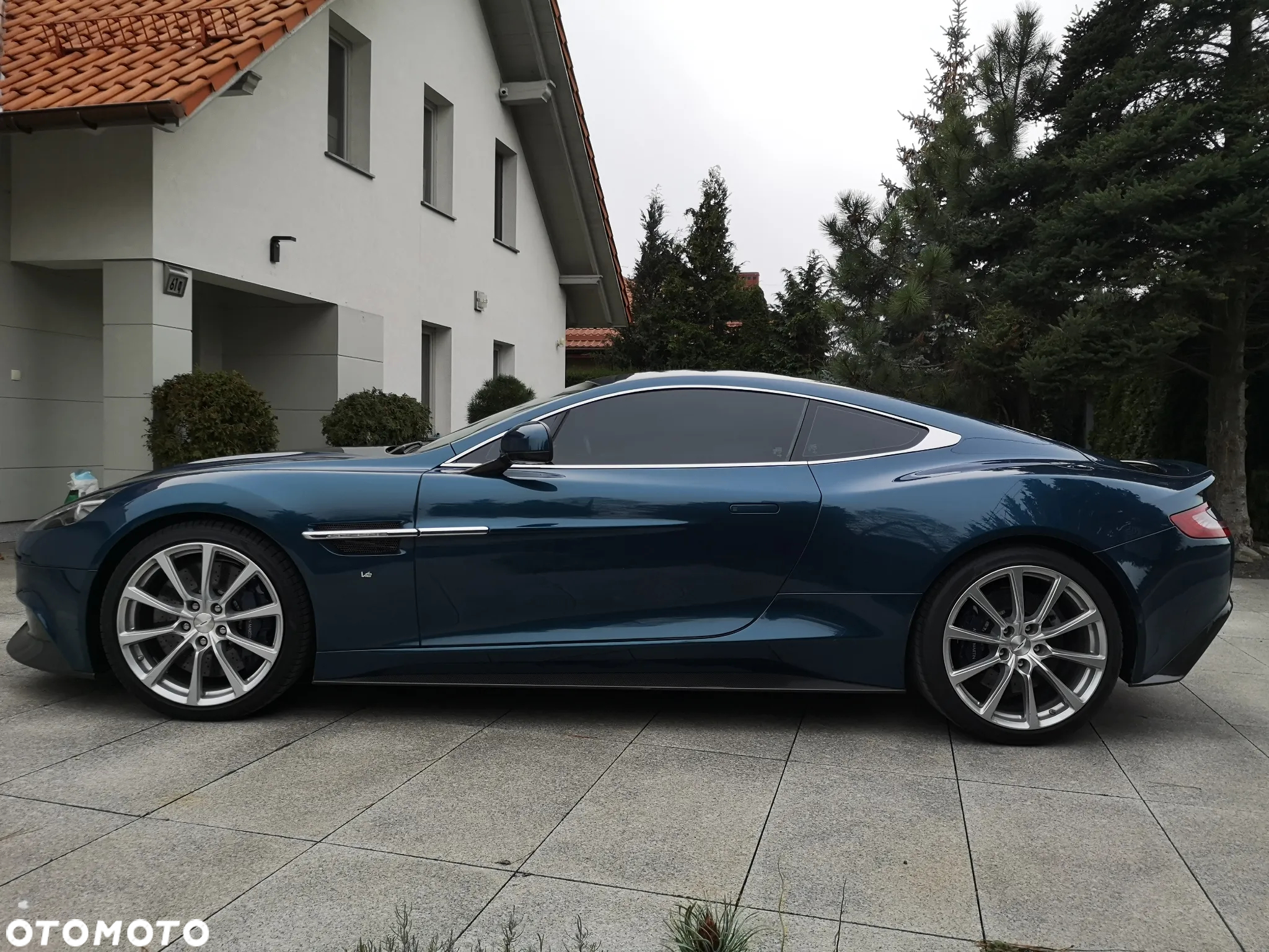 Aston Martin Vanquish - 6