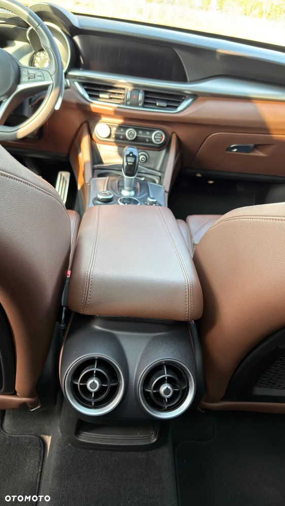 Alfa Romeo Stelvio 2.0 Turbo 16V AT8-Q4 Ti - 24