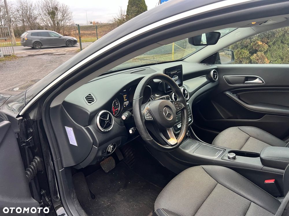 Mercedes-Benz CLA 200 7G-DCT UrbanStyle Edition - 14