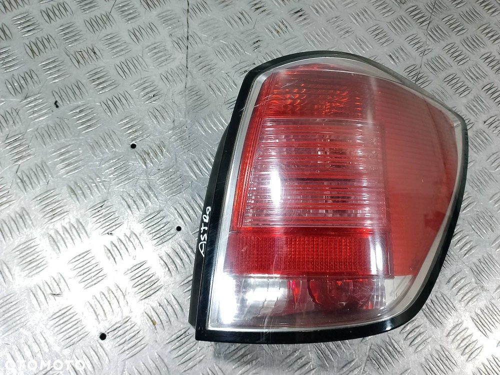 LAMPA TYLNA PRAWA OPEL ASTRA H - 1
