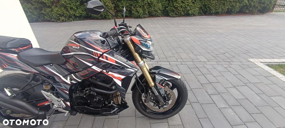 Suzuki GSR - 13